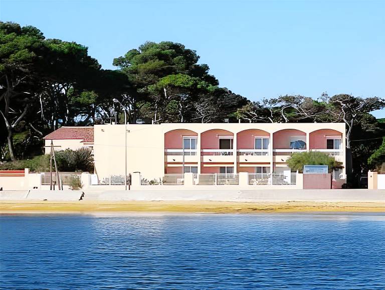 Serviced apartment with barbeque, garden & terrace in Hyères