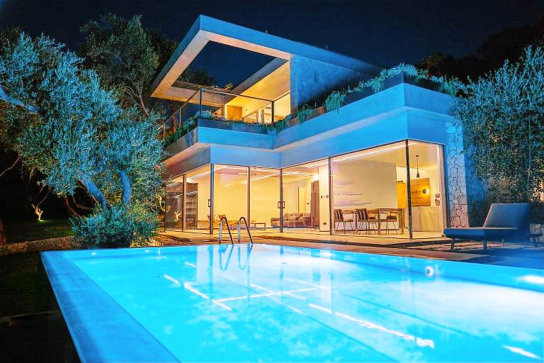 Family-oriented charming villa with private pool, jacuzzi & garden | Panoramic view | Pet-friendly — photo 5