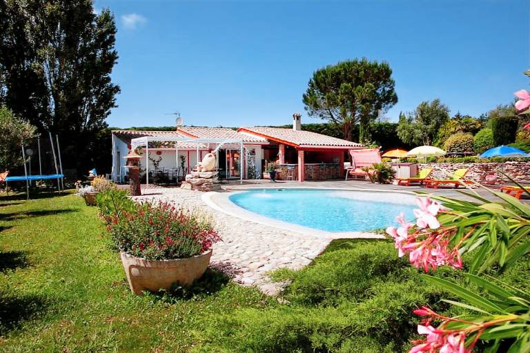 Gite with private pool, patio & grill — photo 3