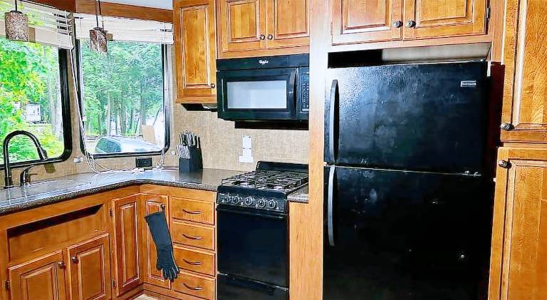Lakefront RV Cottage in Parry Sound 18 — photo 4