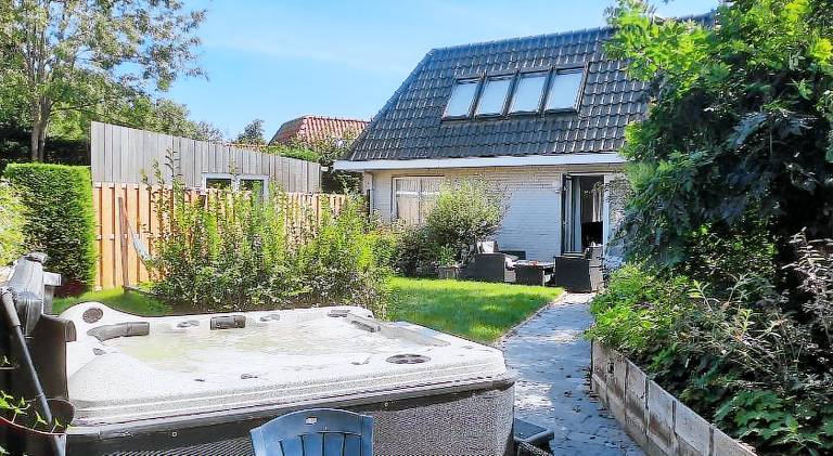 House with garden & jacuzzi in Noordwijk