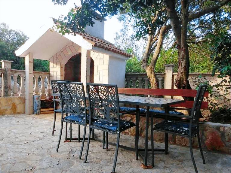 Apartment with barbeque, patio & garden in Hvar