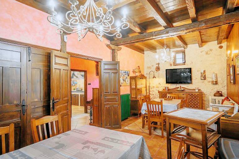 Vacation Home "La Morada Del Cura" with Private Garden, Balcony & Wi-Fi — photo 4