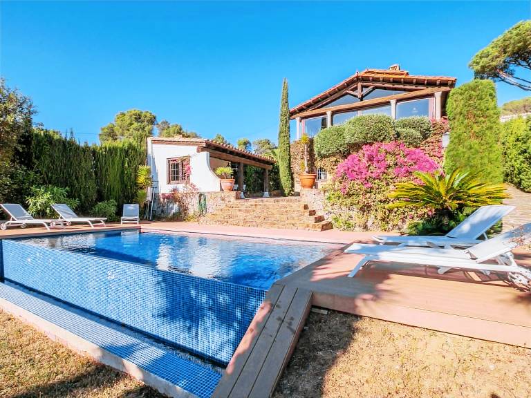 House with private pool & yard — photo 5