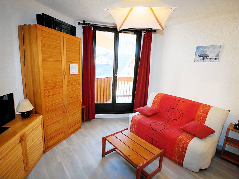 Refurbished studio cabin for 4 at ski slopes, near shops, ESF and sledging — photo 3