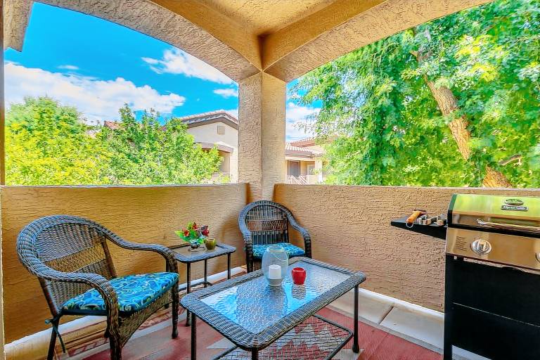 Family-oriented condo with barbeque, garden & heated pool | Mountain view | Pet-friendly — photo 3