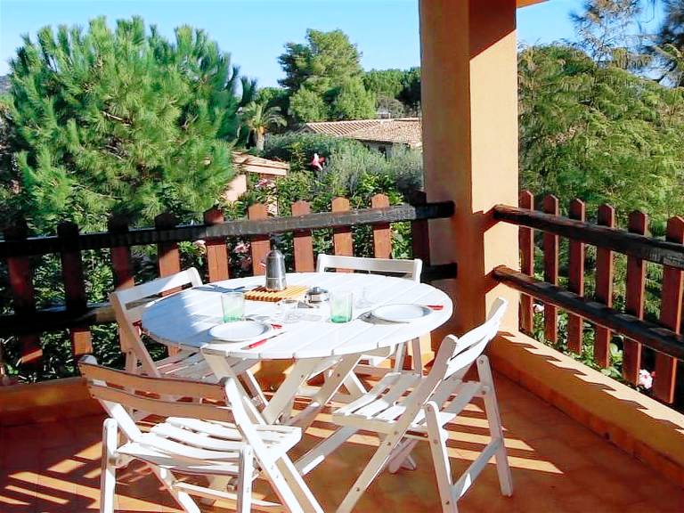 Holiday apartment with patio & grill — photo 2