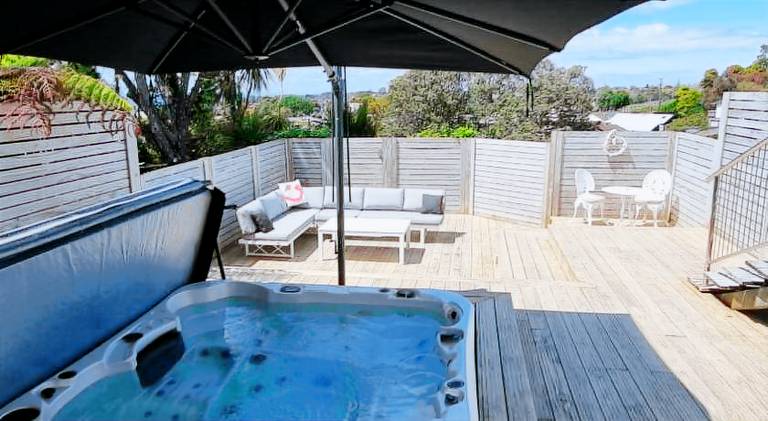 Paradise on the Shore Auckland with large Spa Pool in Auckland