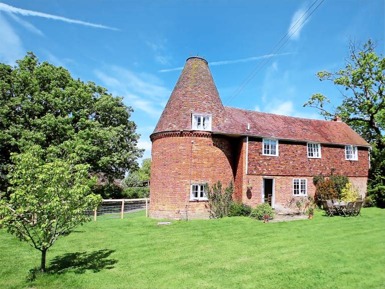 Child-friendly cottage with yard & BBQ | Pets are welcome in Ashford