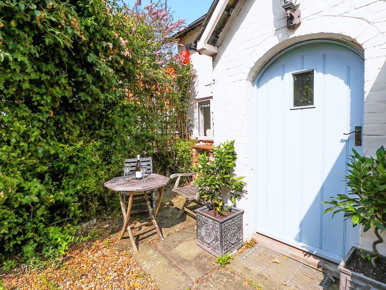 Family-friendly beautiful cottage with garden & pool | Beach view | Pet-friendly — photo 2