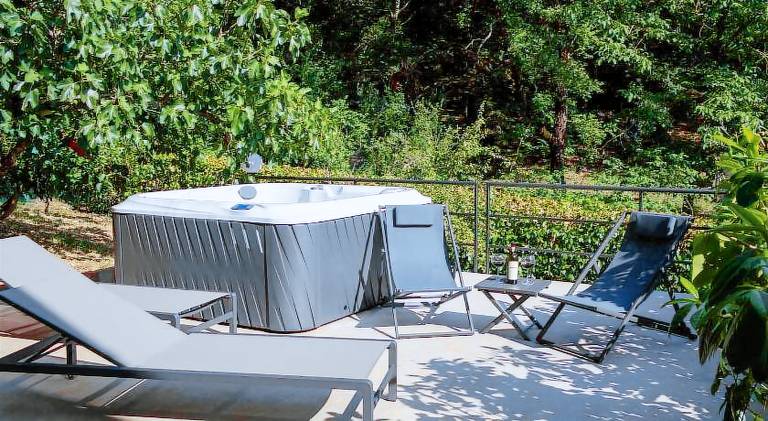 Villa with terrace, BBQ & yard | Pet-friendly — photo 4