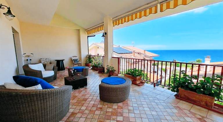 Rental apartment with patio in Tropea
