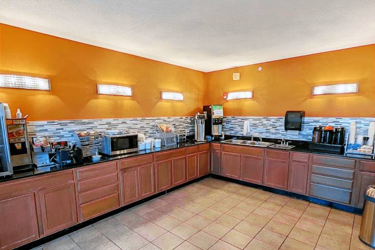 Coratel Inn and Suites By Jasper Wichita North — photo 4