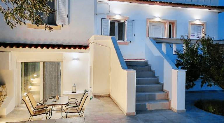 Villa with patio & garden — photo 3