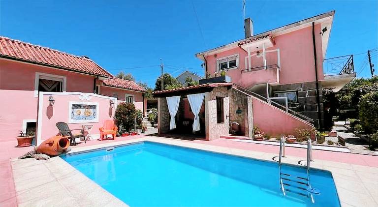 Vacation home with private pool, barbeque & yard | Good for workation | Pet-friendly in Braga