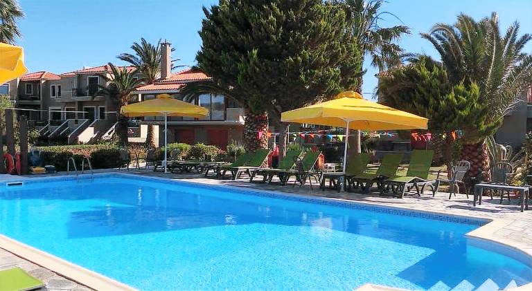 Serviced apartment with pool, garden & patio | Pets allowed — photo 4