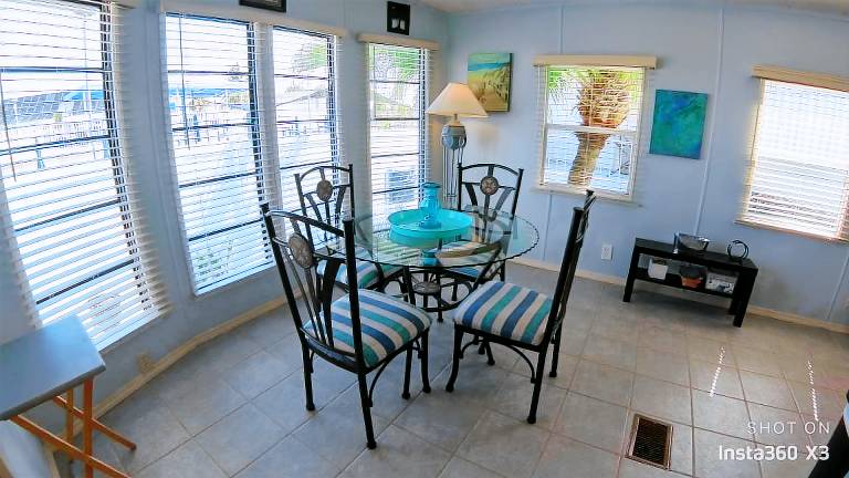 Adorable 1 bedroom 1 bath beach bungalow — photo 3