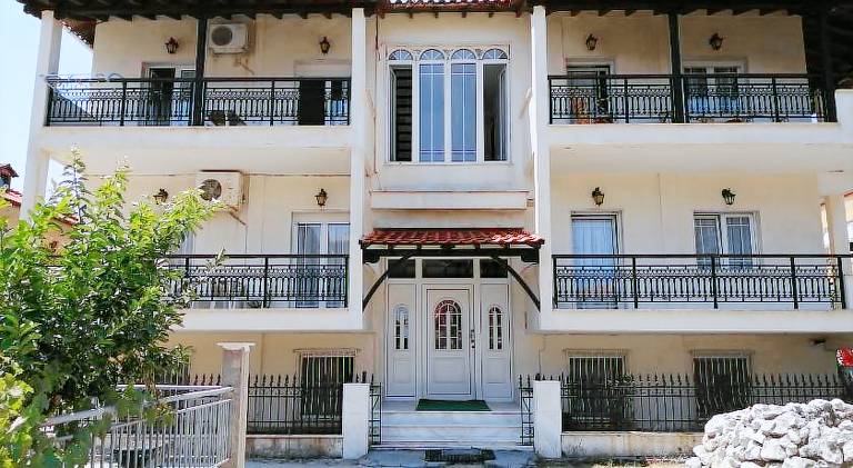 Beautiful rental apartment with yard & patio | Close to the beach | Perfect for remote work | Dogs allowed in Aristotelis