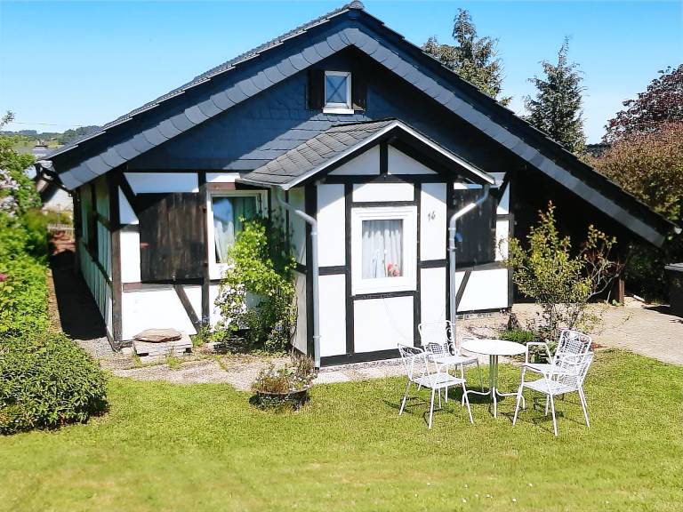 Children-friendly wonderful vacation home with patio, BBQ & yard | Mountain view | Pet-friendly — photo 2