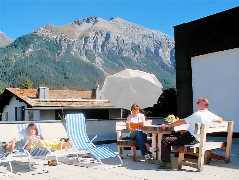 Serviced apartment with pool, garden & patio — photo 5