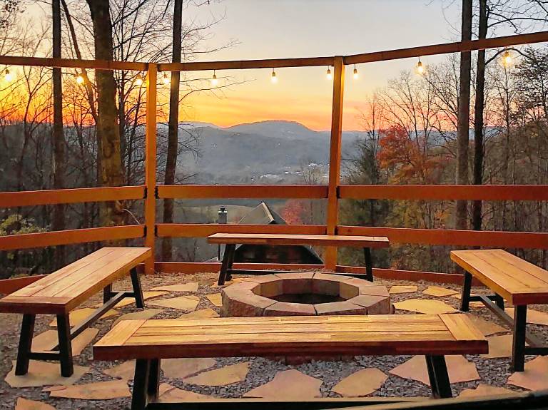 Welcome to Bearfeet Retreat, a pristine cabin in a quiet corner in the heart of Wears Valley. — photo 2