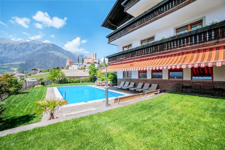 Apartment "Gartenheim Elisabeth" with Mountain View, Shared Pool & Wi-Fi in Schenna