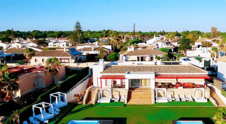 Rental apartment with terrace, pool & yard in El Puerto de Santa María