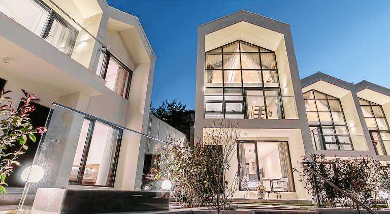 Albescent Poolvilla