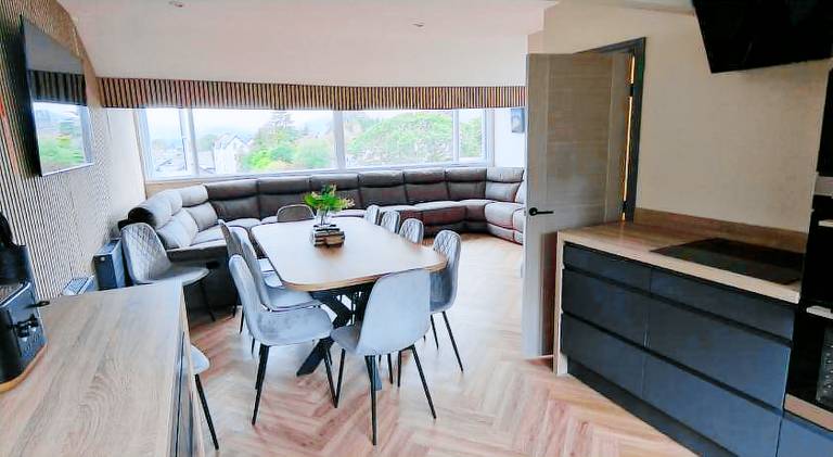 House with hot tub — photo 4