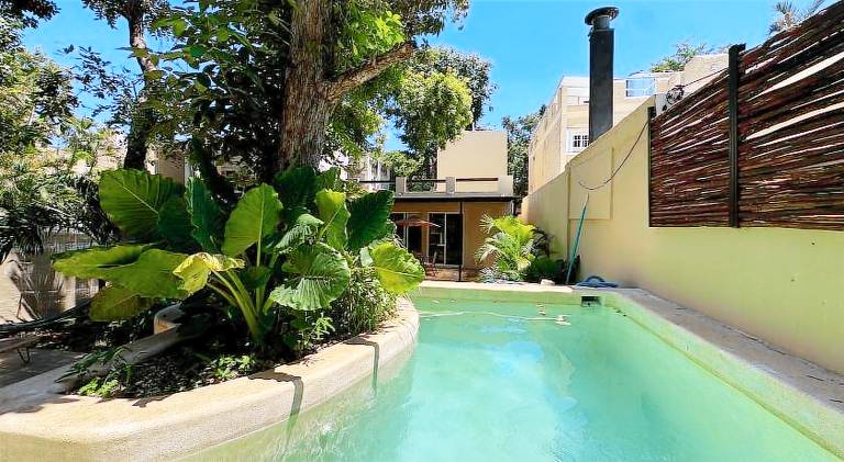 House with pool — photo 2