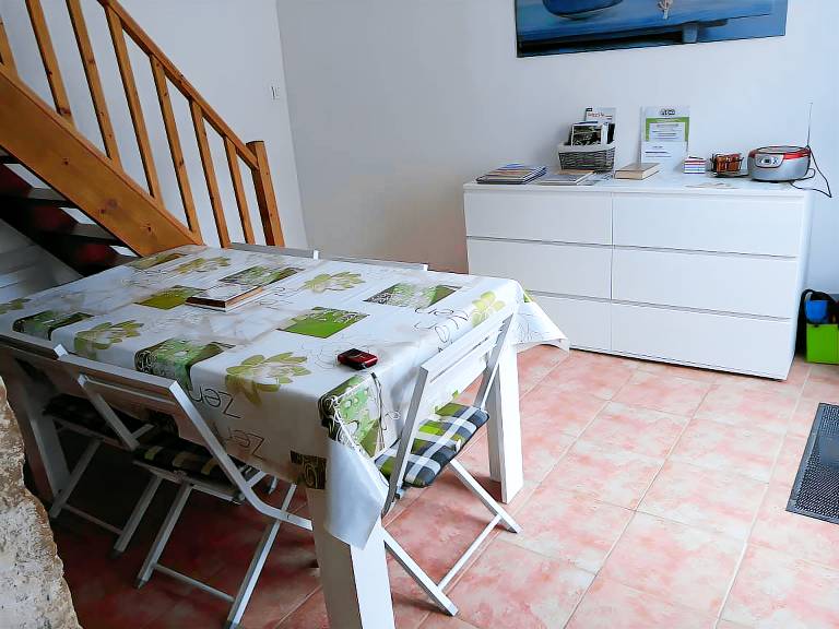 Gîte Colette: Holiday Home with Private Terrace and Wi-Fi in Loubressac — photo 3