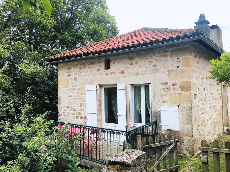 Lovely gite with grill, heated pool & patio | Dogs allowed — photo 2