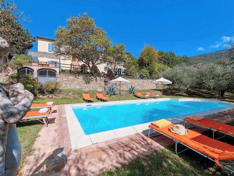 Child-friendly villa with private pool, BBQ & patio | Pool view | Pet-friendly in Cortona
