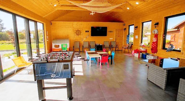 Lodge with yard, terrace & barbecue — photo 3