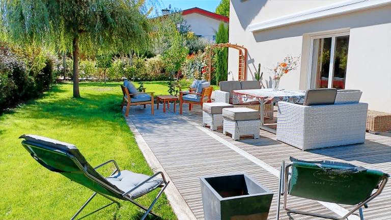 Family-oriented big villa with patio & yard | Mountain view | Pet-friendly — photo 3