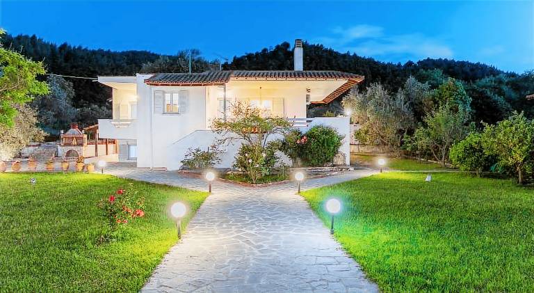 Villa with patio, jacuzzi & barbeque — photo 3
