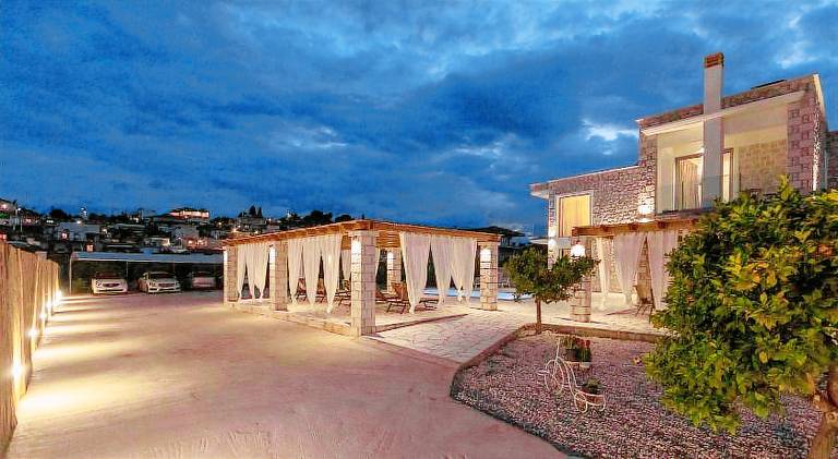 Villa with garden, barbecue & patio — photo 2