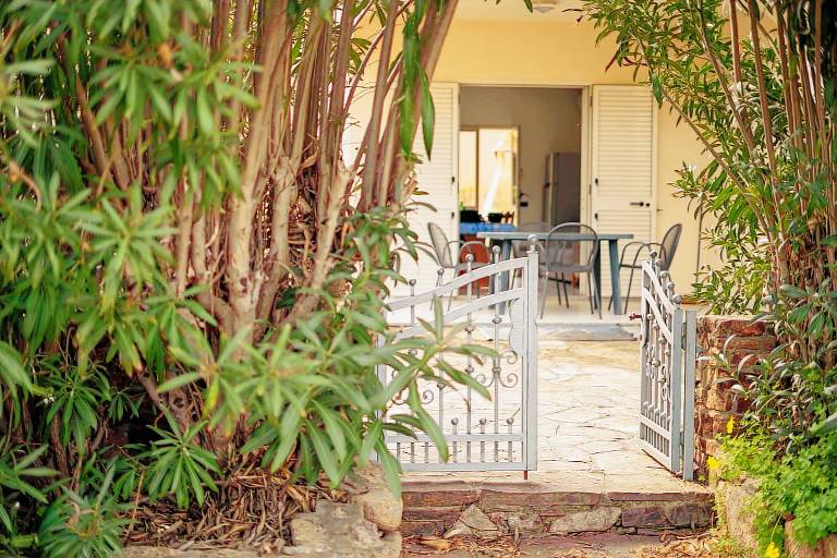 Apartment with patio, garden & BBQ | Garden view — photo 4