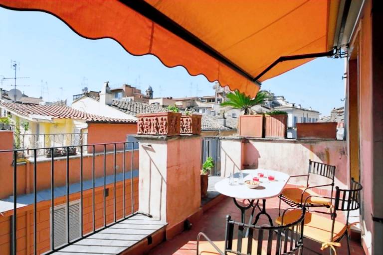 Rental apartment with patio | Near Trevi Fountain in Vittoria