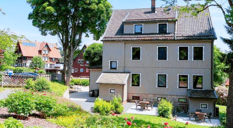 Rental apartment with terrace, garden & barbecue in Goettingen