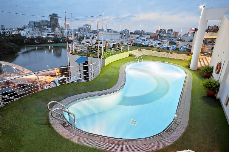 Lakeshore Hotel