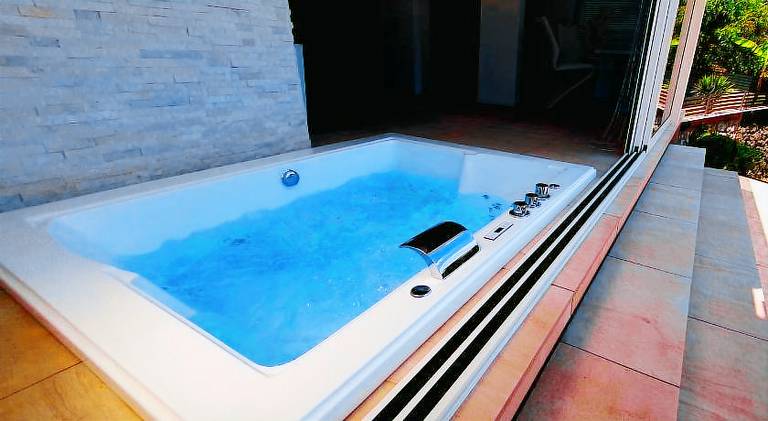Villa with jacuzzi & pool — photo 4
