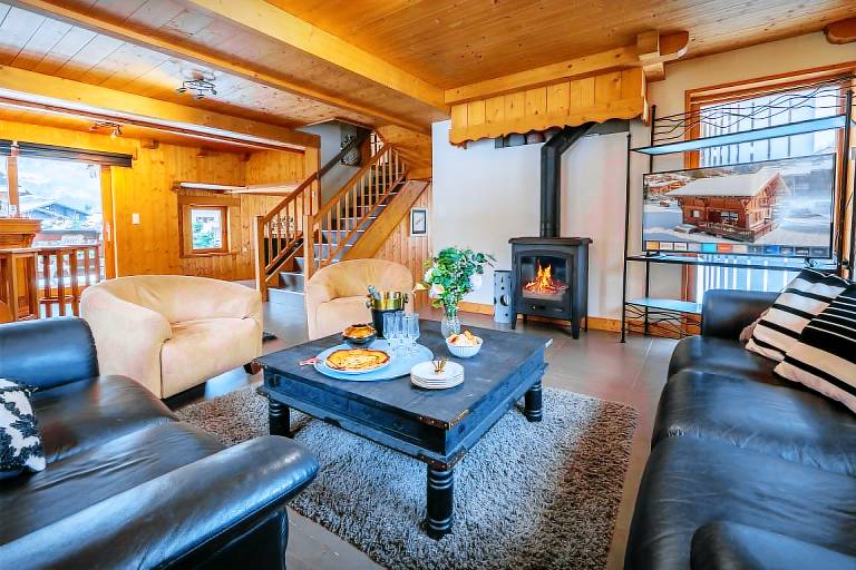 Spacious village chalet for 12 with hot tub - OVO Network — photo 3
