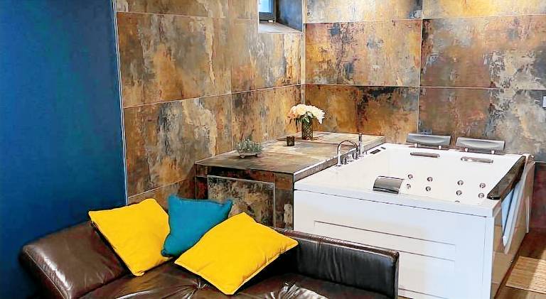 Rental apartment with hot tub — photo 3