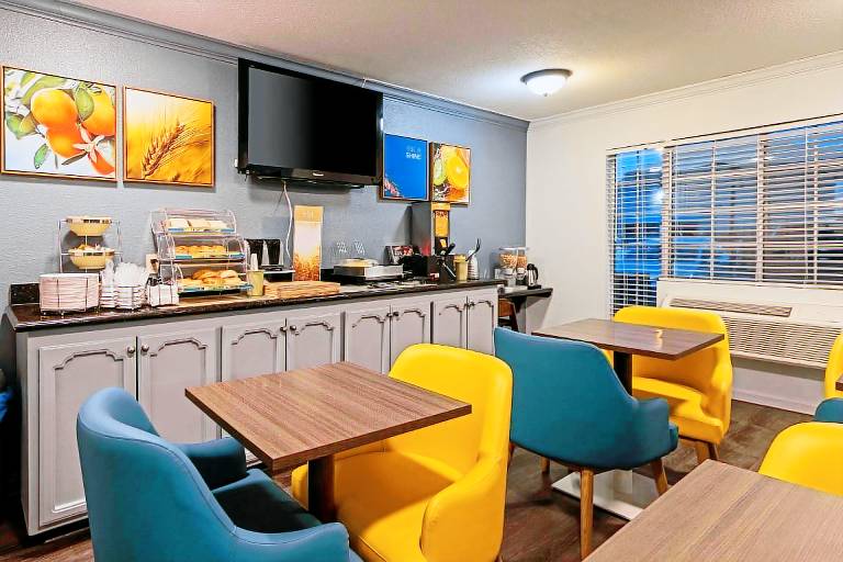Quality Inn & Suites Tulare — photo 3