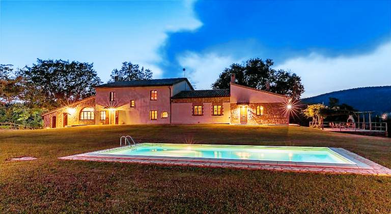 Vacation home with pool — photo 4