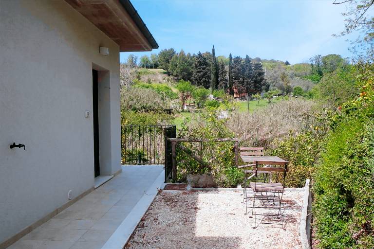 Rental apartment with patio — photo 4