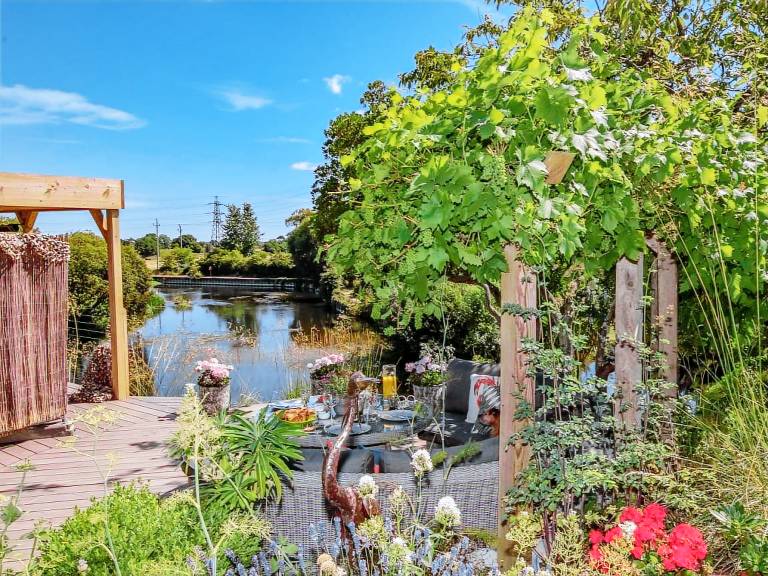 Cottage with garden & barbeque | Water view — photo 2