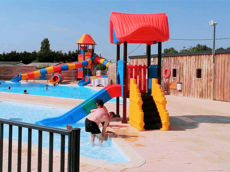 Mobile home with patio & heated pool — photo 2