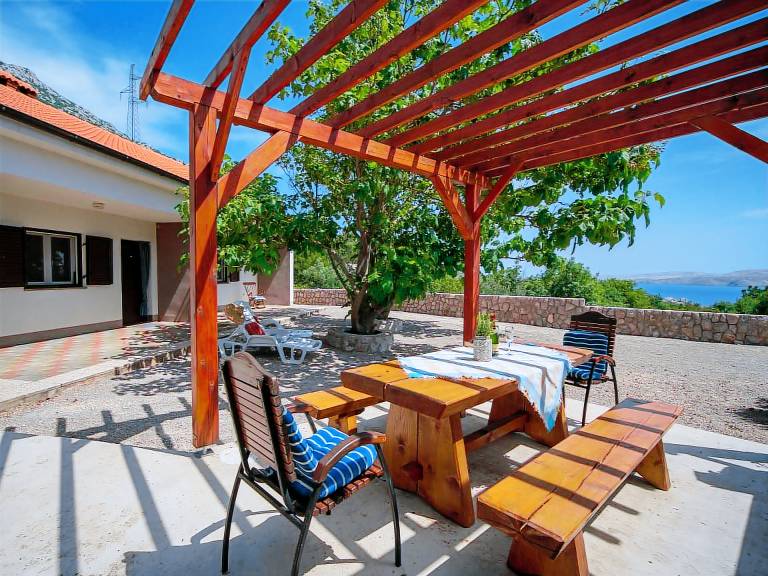 Holiday apartment with barbeque & pool — photo 5